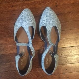 Like new patterned blue flats